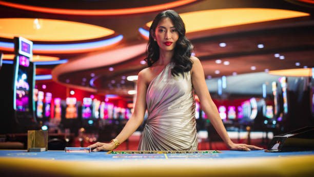 Dealer kasino langsung sedang membagikan kartu dalam permainan live poker